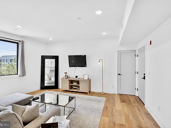 3rd image of 1801 Fairmount Ave #303