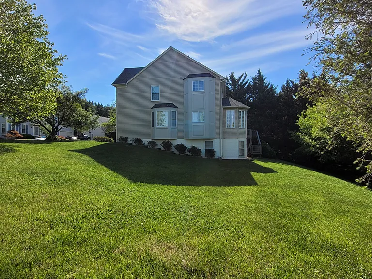 11201 Yardley Ct — Photo 2