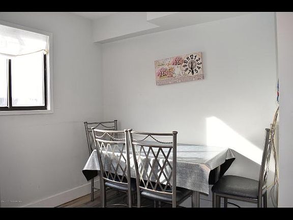 3rd image of 16 Oakville St