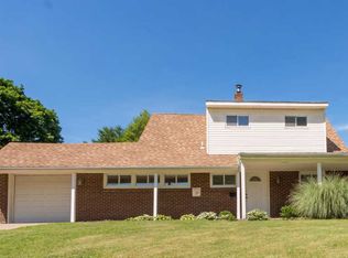 15 Crabtree Dr, Levittown, PA 19055