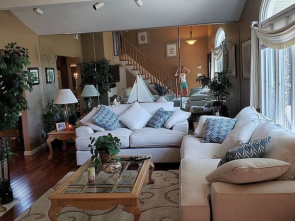 2nd image of 346 Barclay Ave