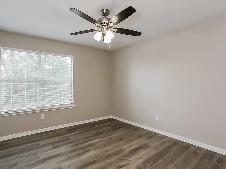 2431 Fox River Ln — Photo 14