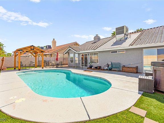 4th image of 848 Coral Cottage Dr