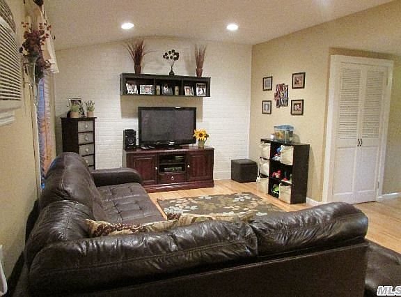 3rd image of 5 Lehigh Ln