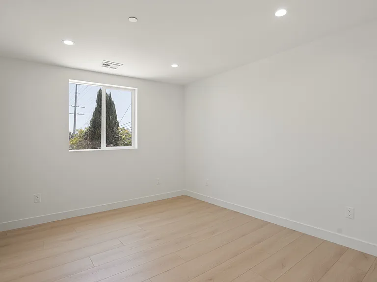 11502 Valjean Ave — Photo 14