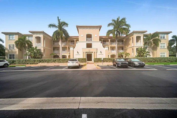 3 bed, 2.0 bath, 1974 sqft, $2,000 — Photo 1