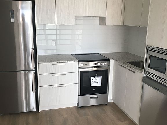 4th image of 501 Yonge St #1012