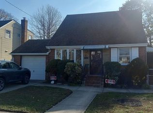 165 Raff Ave, Mineola, NY 11501