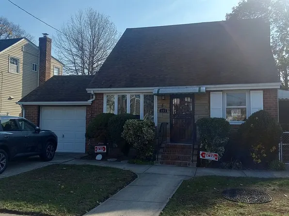 165 Raff Ave, Mineola, NY 11501