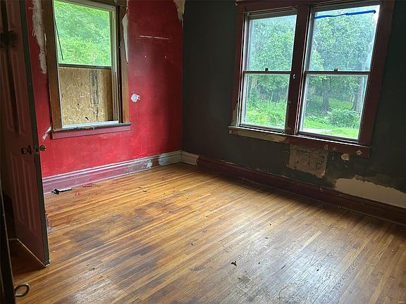 5th image of 9834 Valley Dr