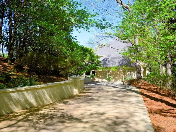 141 Kings Crest Ln, Pelham, AL 35124