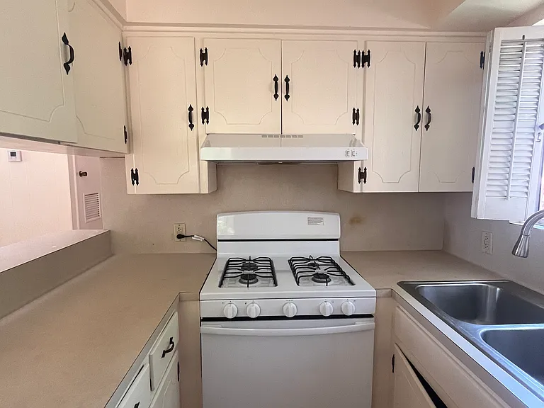 208 E 31st St #5 — Photo 10