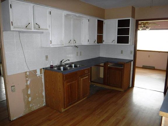 2nd image of 1015 S Grove St