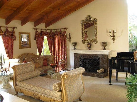 Vaulted ceiling in Living Room