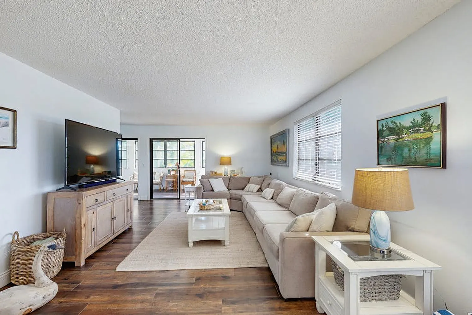 4 bed, 2.0 bath, 1420 sqft, $9,462 — Photo 2