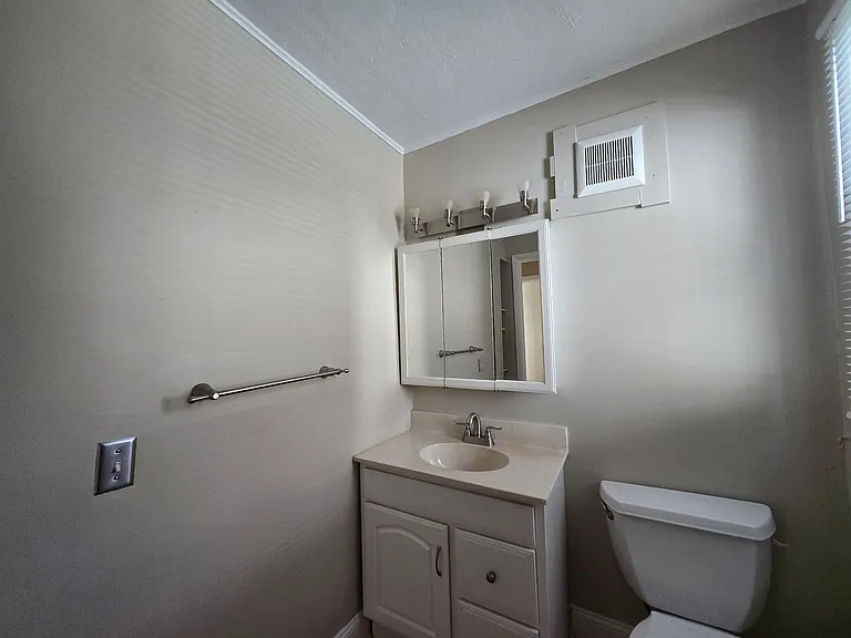 235 Henrietta St — Photo 3