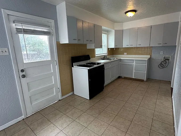 4319 Gables St — Photo 5