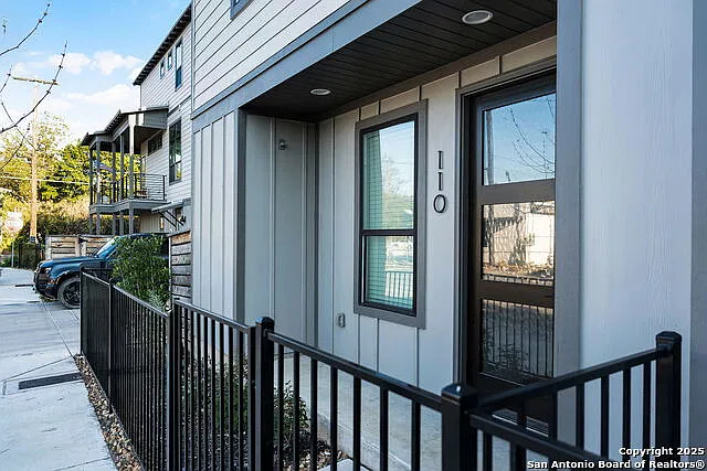 3 bed, 3.5 bath, 1796 sqft, $3,100 — Photo 2
