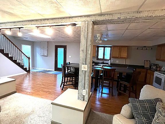 Full Kitchen
Family Room Dow