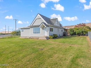 771 W Parker Heights Rd, Wapato, WA 98951