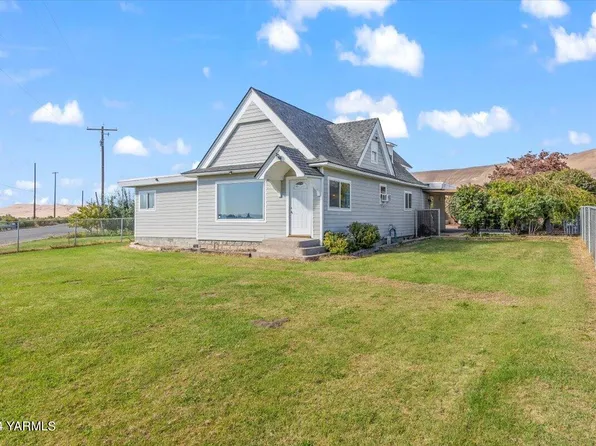 771 W Parker Heights Rd, Wapato, WA 98951