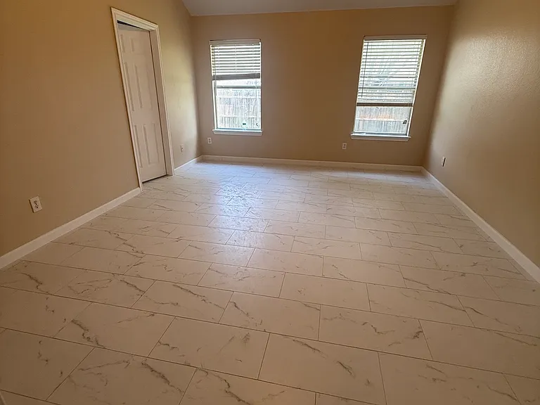 6609 Fairglen Dr — Photo 13