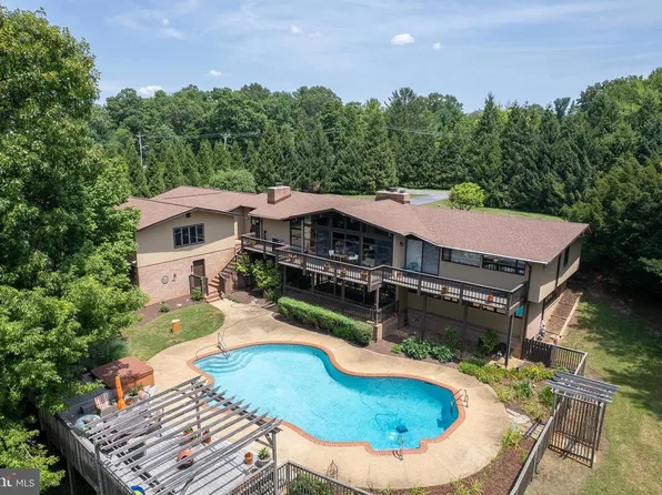 517 Merrimans Ln, Winchester, VA 22601