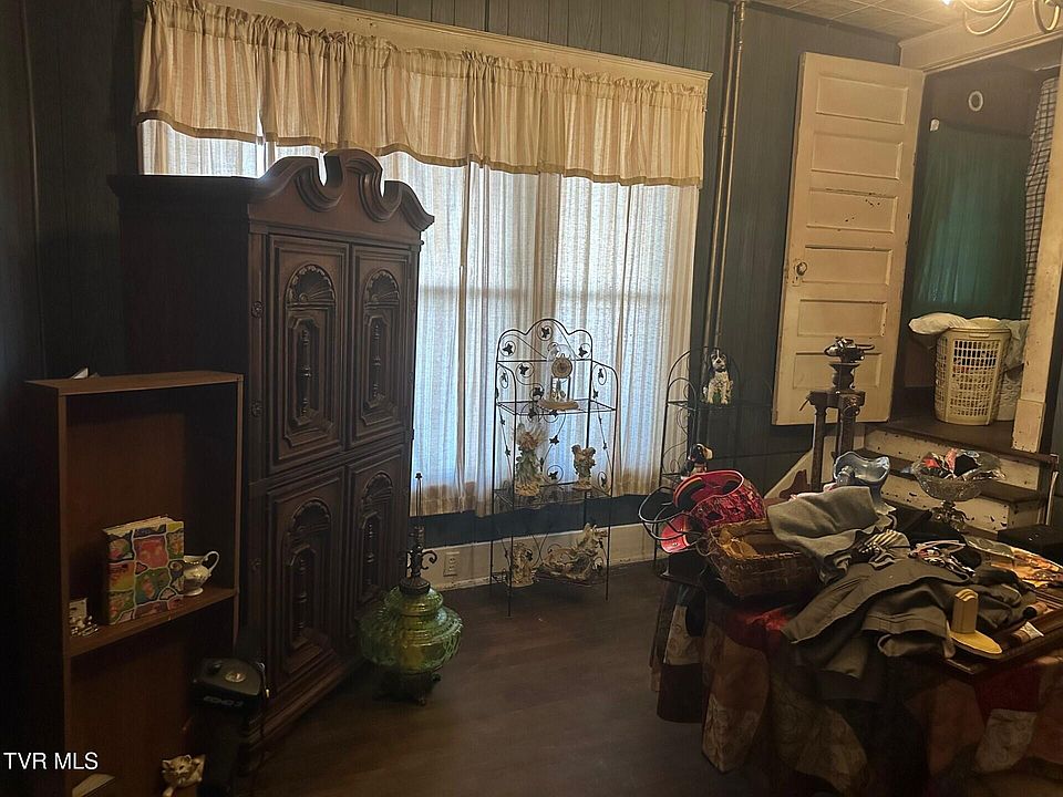 Fixer Upper Alert! Great porch! C. 1920 in Virginia. $52,000 - Our Old ...
