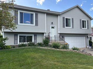 218 Huntington Dr, Streamwood, IL 60107