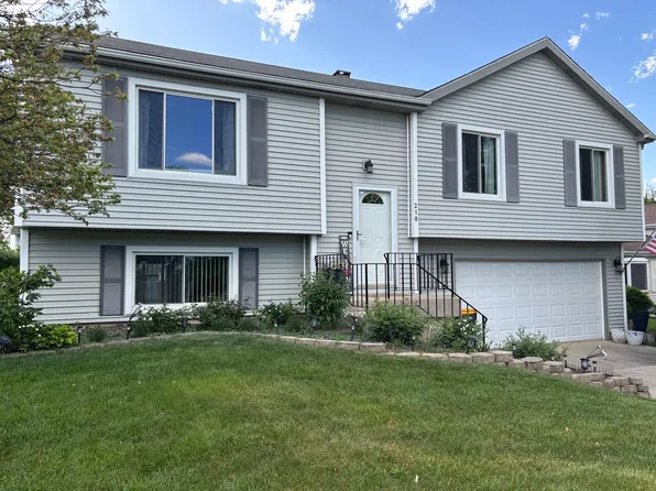 218 Huntington Dr, Streamwood, IL 60107