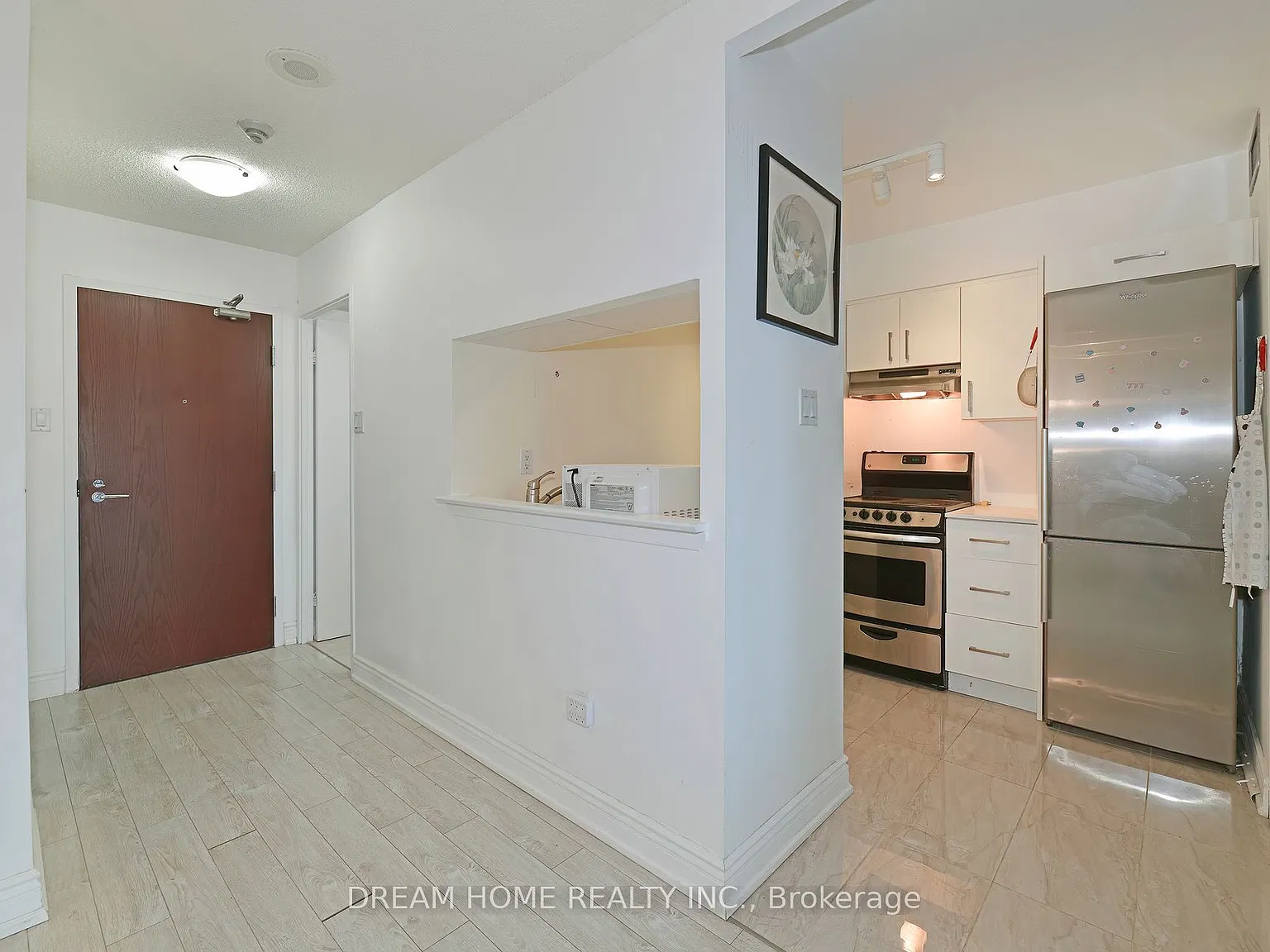 1055 Bay St — Photo 4