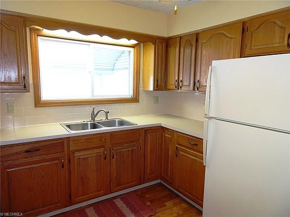 5th image of 812 Curtis Ave