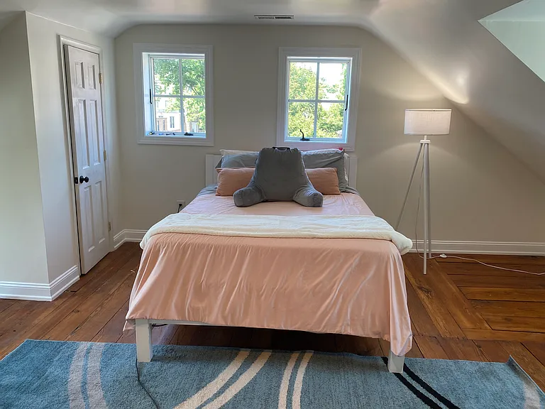 3rd floor suite has queen bed