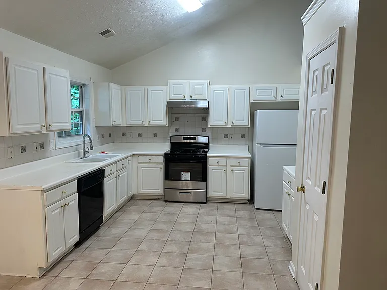 1711 Hayden Mill Ct — Photo 4