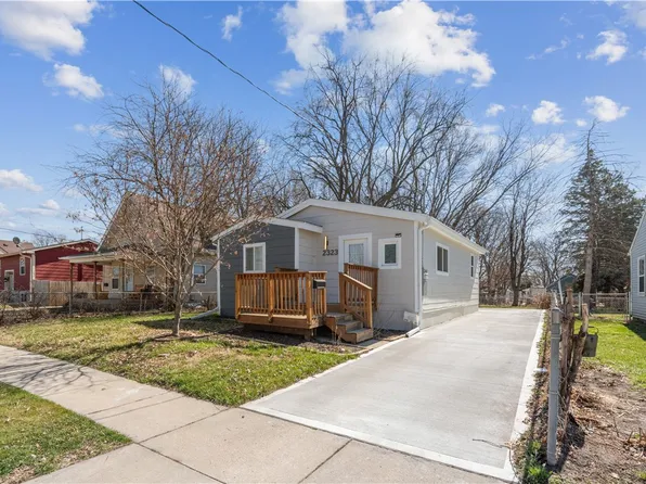 2323 Maple St, Des Moines, IA 50317