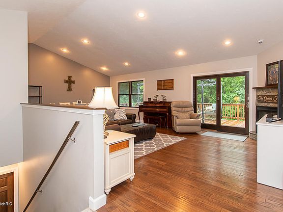 5th image of 262 Deer Path Ln