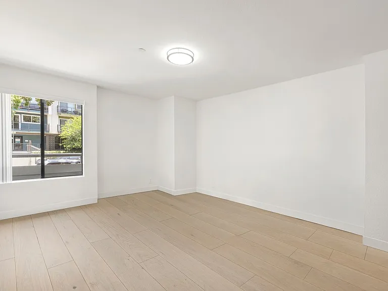 1141 N Columbus Ave — Photo 21