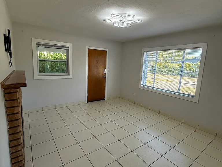 1355 Bradford Rd — Photo 4
