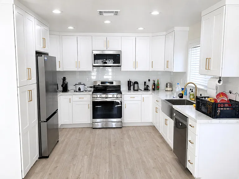 305 N College St — Photo 14