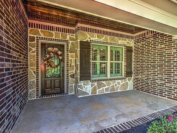 3rd image of 2420 Glen Hollow Dr