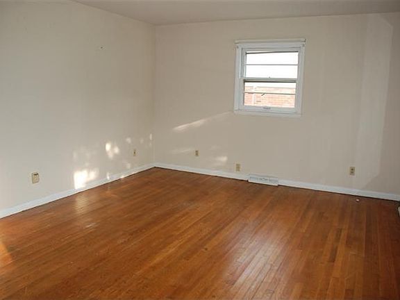 2nd image of 616 Dartmoor Dr