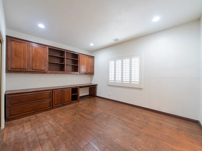 218 E Newman Ave — Photo 13