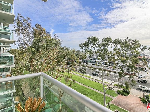 4th image of 13700 Marina Pointe Dr Unit 505