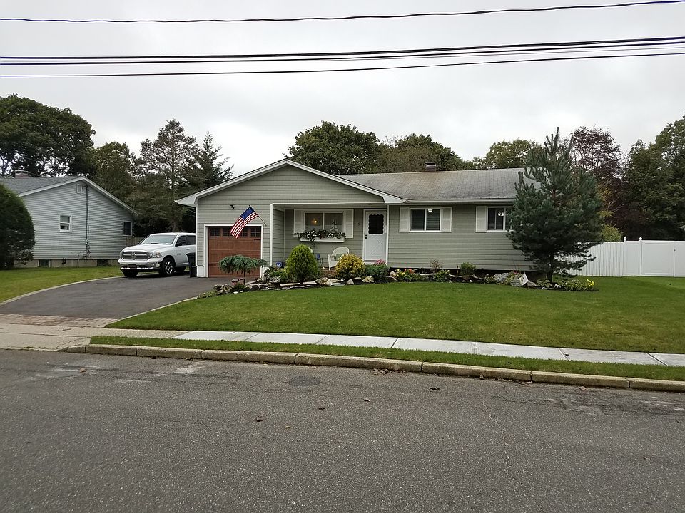 2nd image of 15 Dena Dr