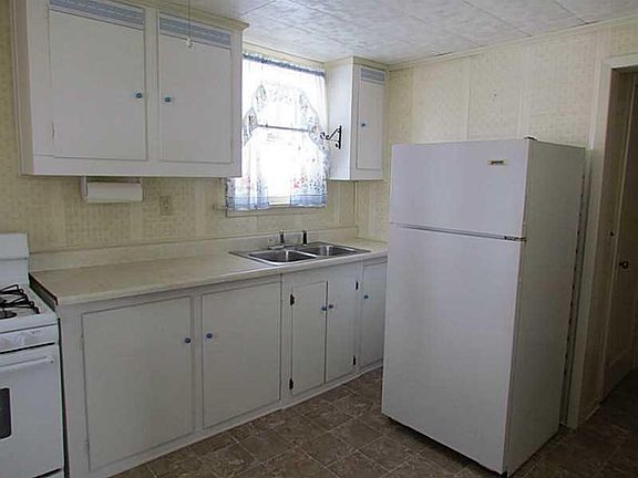 4th image of 370 Pine Pl