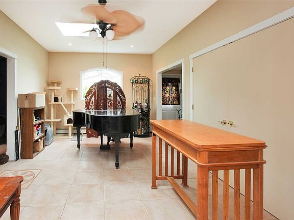 3rd image of 24 Crooked Pine Dr