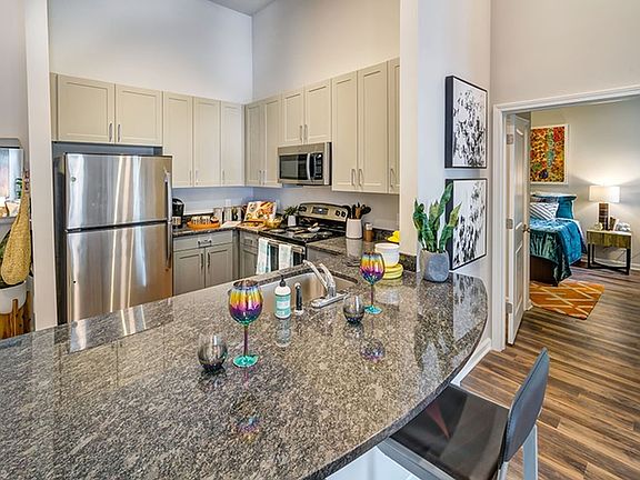 4th image of 306 E 10th St #2-5079