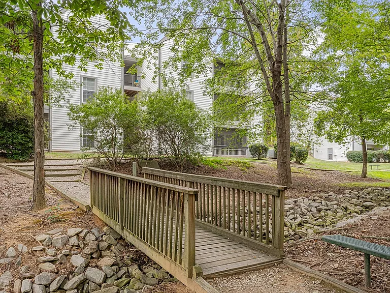 Southpoint Estate Apartments — Photo 8
