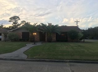 6469 Plaza St, Groves, TX 77619