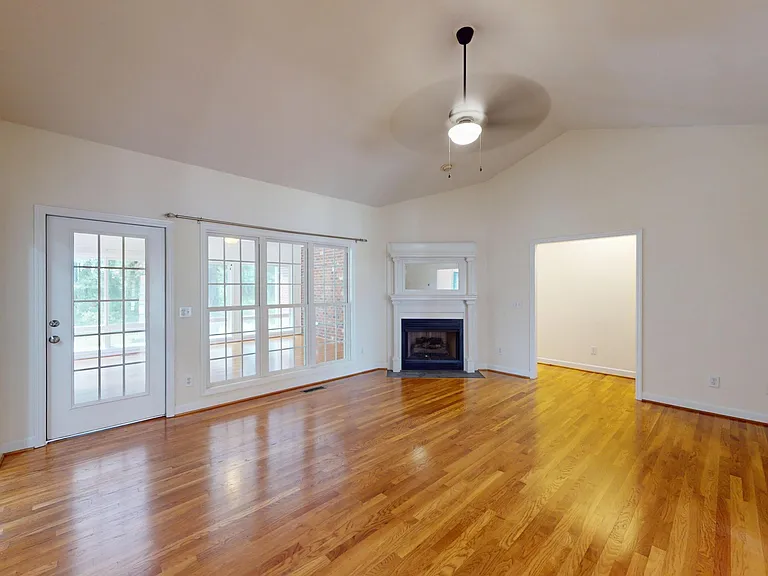 1140 Greenbriar Dr — Photo 8